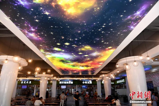 福建一高校現“星空”主題食堂