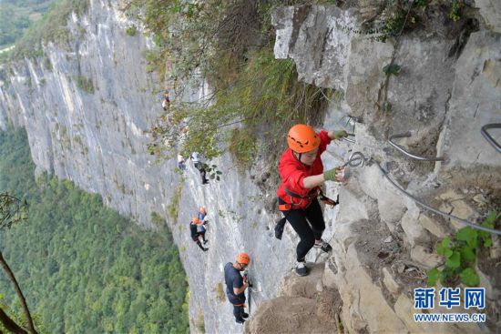 懸崖絕壁攀巖熱