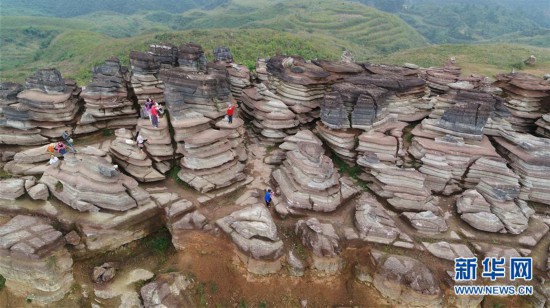 貴州松桃：紅石景觀迎賓客