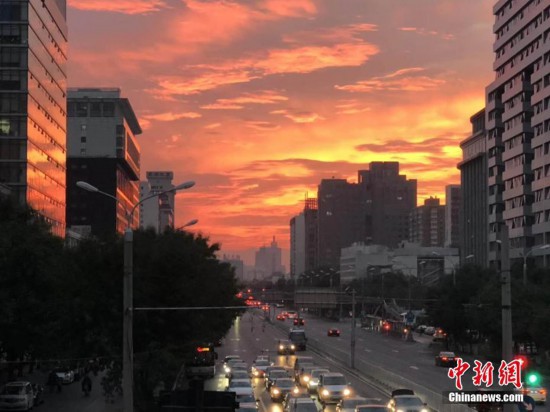 北京傍晚現絢麗火燒云