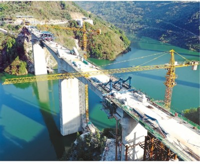 鄭萬高鐵重慶段湯溪河雙線大橋合龍