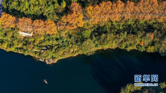 初冬阿哈湖景如畫