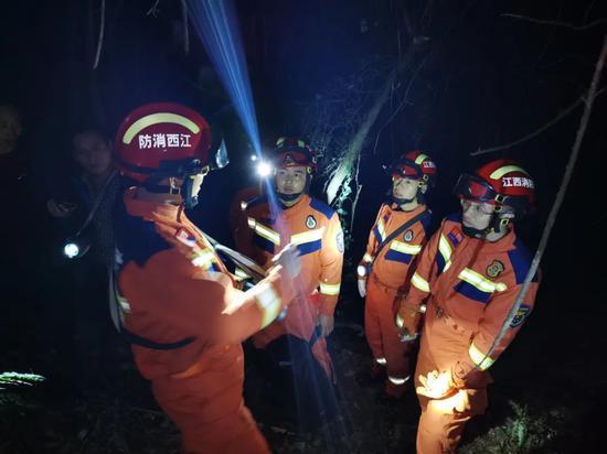 6名游客被困永新深山 消防員按沿途垃圾找到被困者
