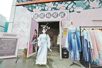 身著霓裳赴春約 漢服游園今“重啟”