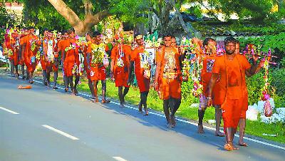 印度人徒步百公里挑擔水