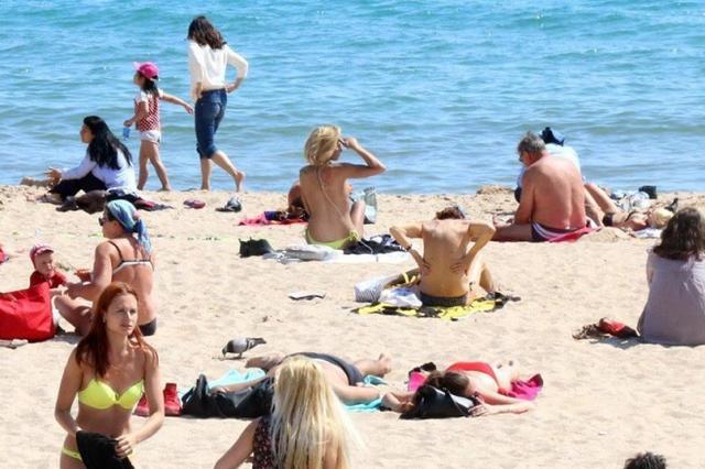 西班牙海灘上的這一景象,總能讓第一次來的中國游客臉紅心跳